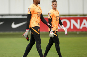Carlos Miguel e Matheus Donelli em ao no treino do Corinthians