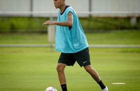 Adson em ao no treino do Corinthians no CT Joaquim Grava