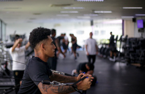 Du Queiroz em ao na academia do CT do Corinthians