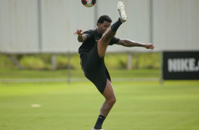Gil em ao no treino do Corinthians no CT Joaquim Grava