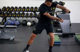 Giovane em ao na academia do CT do Corinthians