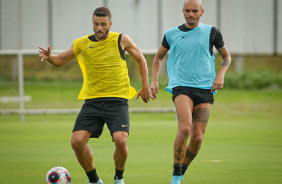 Júnior Moraes e Fábio Santos no treino do Corinthians no CT Joaquim Grava