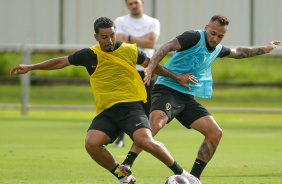 Matheus e Maycon durante treino do Corinthians no CT Joaquim Grava