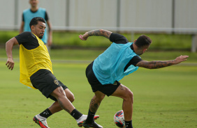 Matheus em ação no treino do Corinthians no CT Joaquim Grava