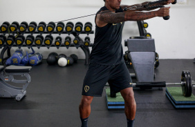 Paulinho em ao na academia do CT do Corinthians