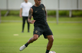 Paulinho em ação no treino do Corinthians no CT Joaquim Grava