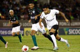 Arthur Sousa disparando com a bola em seu domnio em direo ao gol do Zumbi