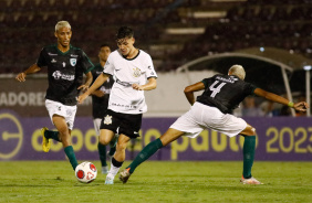 Breno Bidon driblando o adversário durante estreia do Corinthians na Copinha 2023