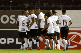 Elenco do Corinthians Sub-20 celebrando a primeira vitória na Copinha 2023