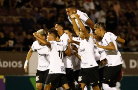 Elenco do Corinthians Sub-20 celebrando a vitria sobre o Zumbi, na estreia da Copinha