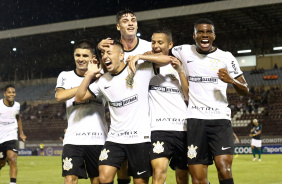 Elenco do Corinthians Sub-20 festejando o gol marcado por Ryan na estreia da Copinha 2023