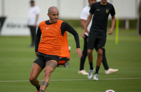 Fábio Santos em ação durante treino do Corinthians