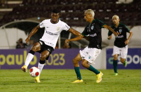 Felipe Augusto disputando a bola com marcador do Zumbi-AL, durante estreia na Copinha 2023