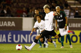 Matheus Arajo cobrando o pnalti durante a goleada sobre o Zumbi na estreia da Copinha