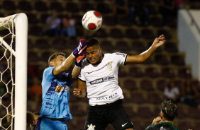 Murillo tentando cabecear uma cobrana de escanteio no jogo contra o Zumbi