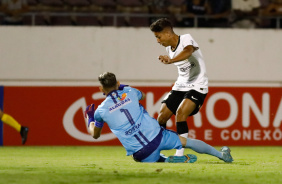 Pedrinho chutando uma bola no jogo contra o Zumbi-AL, na estreia da Copinha