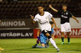 Pedro comemorando o segundo gol do Corinthians na estreia da Copinha 2023