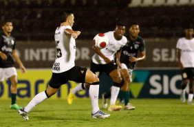 Ryan se preparando para chutar a bola no jogo contra Zumbi; Felipe Augusto aparece ao fundo