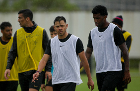 Balbuena, Romero e Gil durante treino do Corinthians no CT