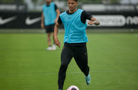 Caetano em ao durante treino do Corinthians no CT Joaquim Grava