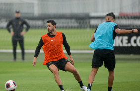 Giuliano em ação durante treino do Corinthians no CT Joaquim Grava