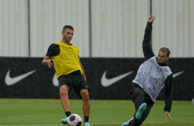 Júnior Moraes e Róger Guedes durante treino do Corinthians no CT Joaquim Grava