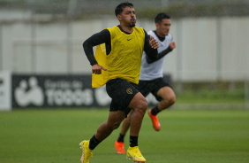 Matheus em ação durante treino do Corinthians no CT Joaquim Grava