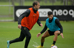 Róger Guedes e Rafael Ramos durante treino do Corinthians no CT Joaquim Grava
