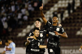 Juninho e Breno Bidon festejando junto a Felipe Augusto o seu gol marcado na Copinha