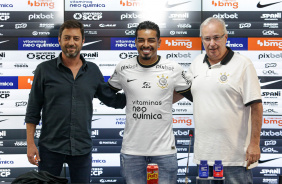 Duilio, Matheus Bidu e Roberto de Andrade sorridentes na coletiva de apresentao do lateral