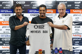 Matheus Bidu, Duilio Monteiro Alves e Roberto de Andrade na coletiva de apresentação do lateral