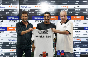 Matheus Bidu mostra a camisa do Corinthians em coletiva de apresentao