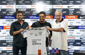 Matheus Bidu posando com a camisa junto a Duilio Monteiro Alves e Roberto de Andrade