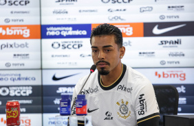 Matheus Bidu respondendo uma pergunta feita em sua coletiva de apresentao