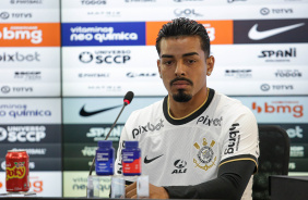 Matheus Bidu srio enquanto responde pergunta em sua coletiva de apresentao