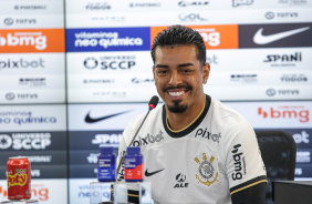 Matheus Bidu sorri enquanto  apresentado para a imprensa