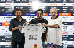 Matheus Bidu sorrindo ao lado de Duilio e Roberto de Andrade em sua apresentao oficial