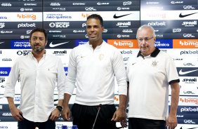 Fernando Lzaro com dirigentes corinthianos