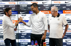 Fernando Lzaro cumprimenta Duilio Monteiro Alves