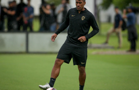 Paulinho em ao no treino do Corinthians quatro dias antes de estreia no Paulista