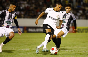 Arthur Sousa disputa bola em classificao do Corinthians contra Comercial na Copinha