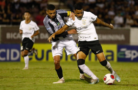 Arthur Sousa protege a bola  em classificao do Corinthians contra Comercial na Copinha