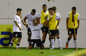 Wesley comemora com o elenco o gol em classificao do Corinthians contra Comercial na Copinha