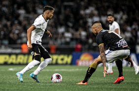 Adson dribla em duelo contra o Água Santa pelo Campeonato Paulista
