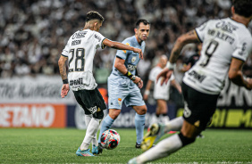 Adson prepara o passe em duelo contra o Água Santa pelo Campeonato Paulista