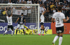 Cssio defendendo chute adversrio no jogo entre Corinthians e gua Santa
