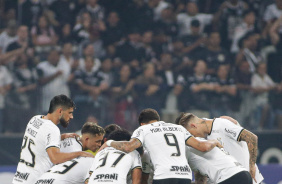 Elenco do Corinthians antes do jogo contra o gua Santa