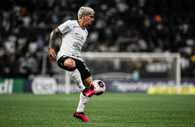 Fagner domina a bola em duelo contra o Água Santa pelo Campeonato Paulista