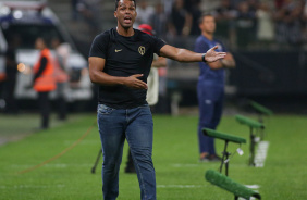 Fernando Lzaro na beira do gramado no jogo contra o gua Santa