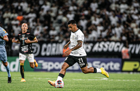 Matheus Bidu prepara o passe em duelo contra o gua Santa pelo Campeonato Paulista